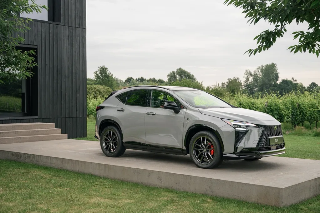 Yeni Lexus NX daha büyük batarya ve yeni kabinle geliyor