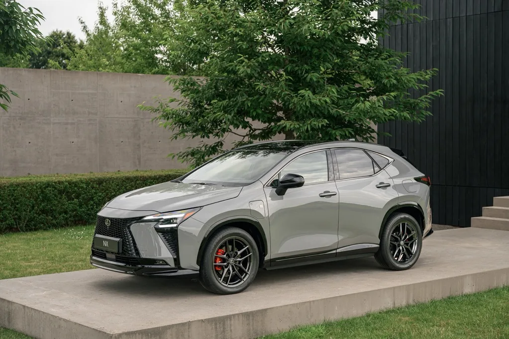 Yeni Lexus NX daha büyük batarya ve yeni kabinle geliyor