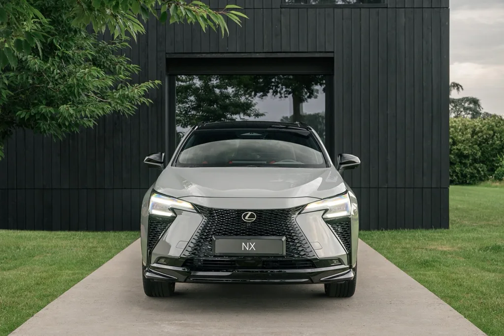 Yeni Lexus NX daha büyük batarya ve yeni kabinle geliyor
