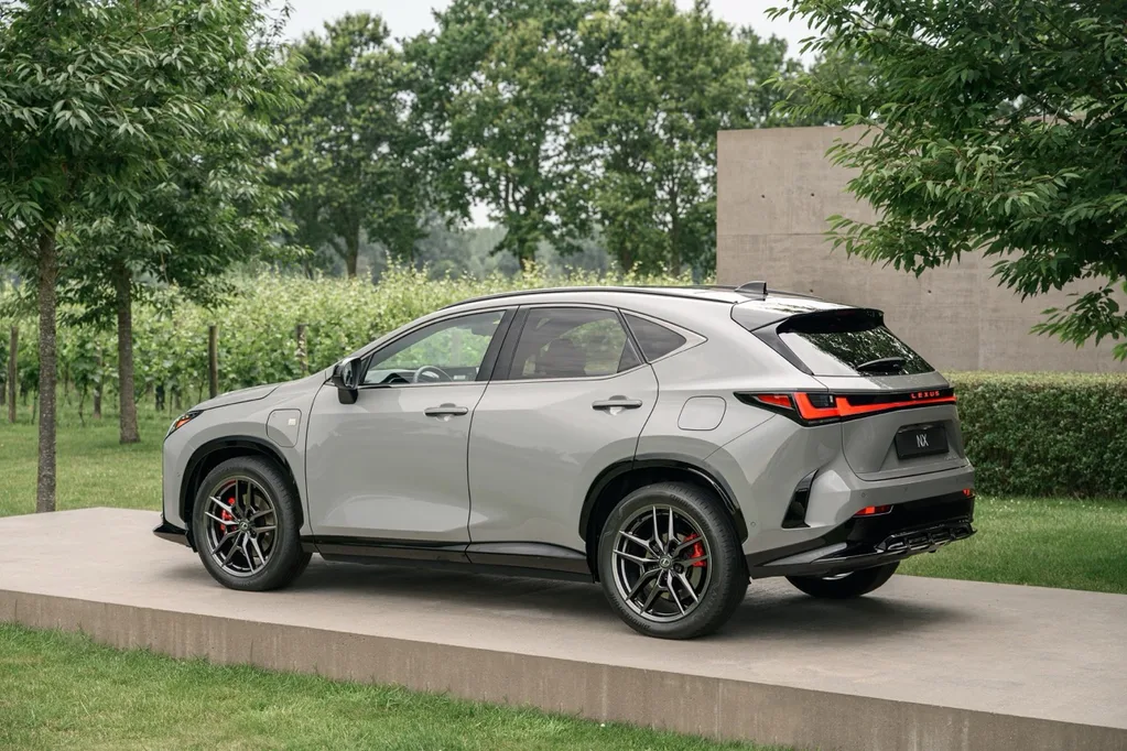 Yeni Lexus NX daha büyük batarya ve yeni kabinle geliyor