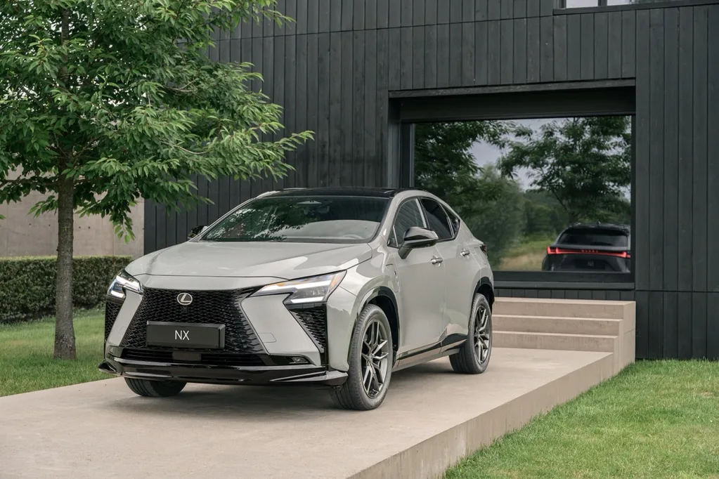 Yeni Lexus NX daha büyük batarya ve yeni kabinle geliyor