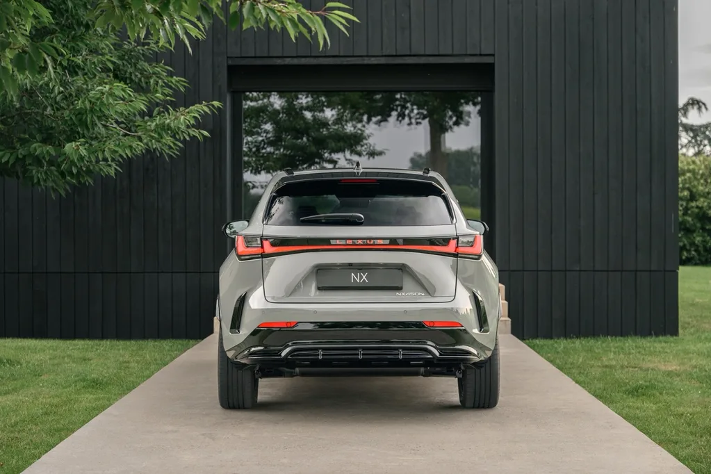 Yeni Lexus NX daha büyük batarya ve yeni kabinle geliyor