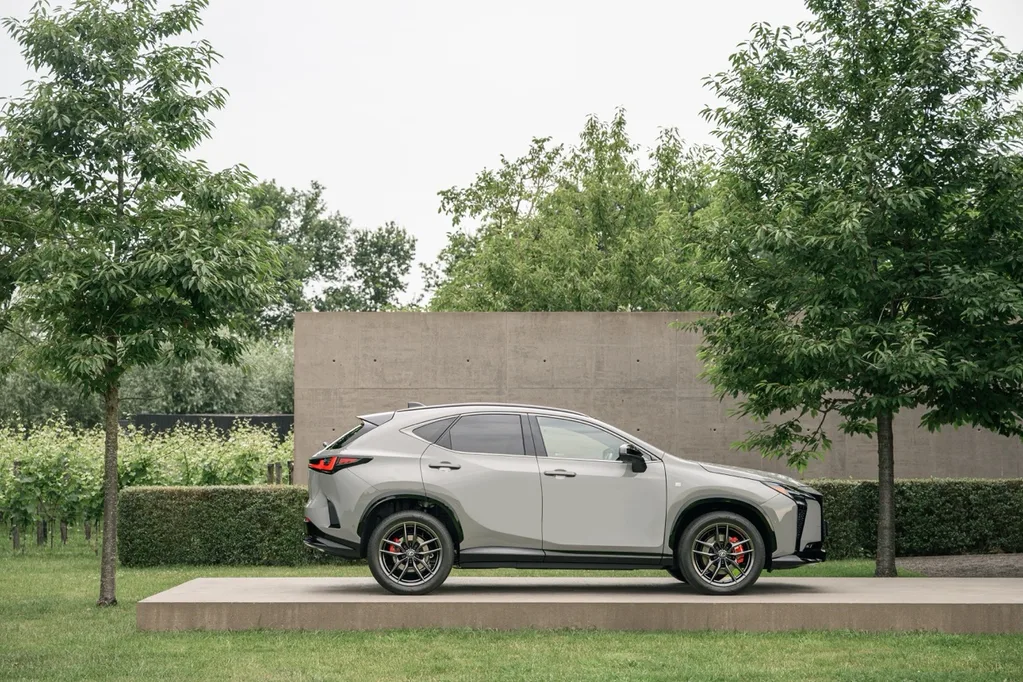 Yeni Lexus NX daha büyük batarya ve yeni kabinle geliyor