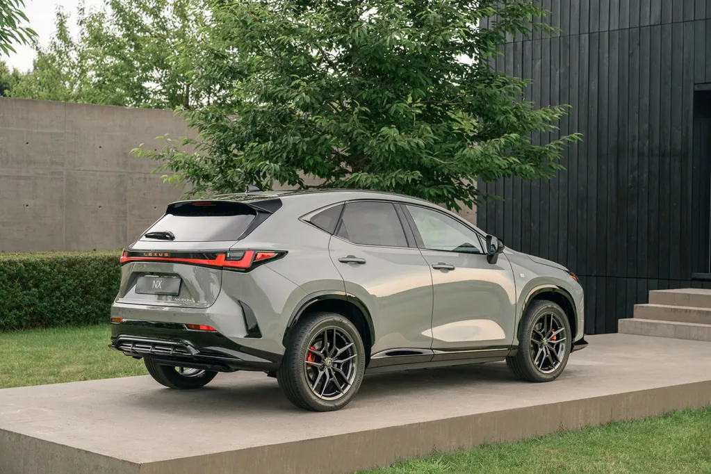 Yeni Lexus NX daha büyük batarya ve yeni kabinle geliyor