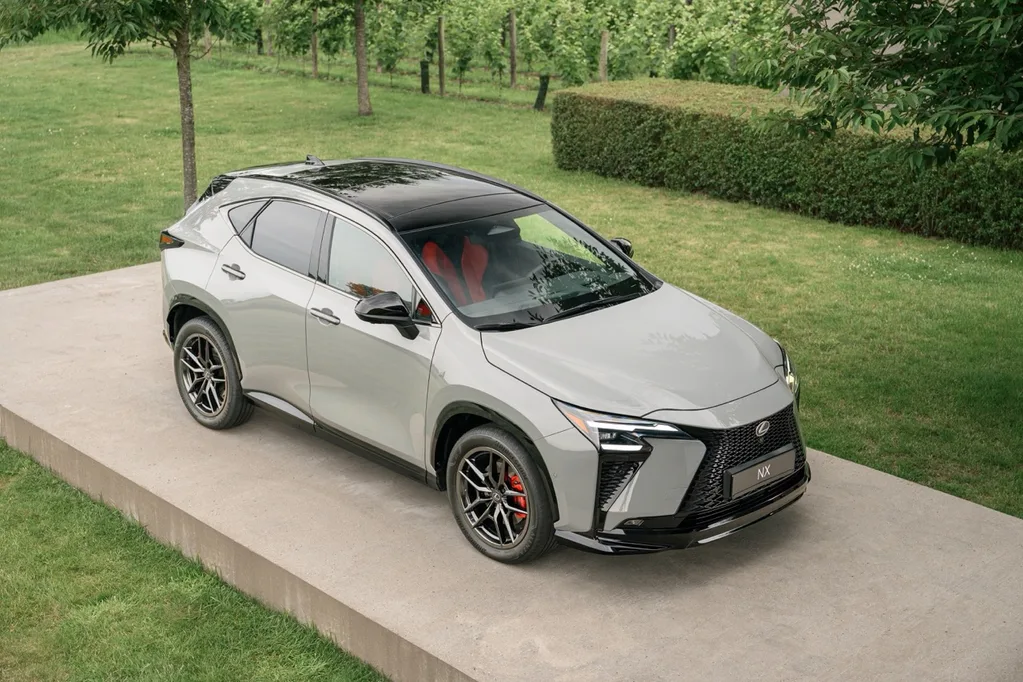 Yeni Lexus NX daha büyük batarya ve yeni kabinle geliyor