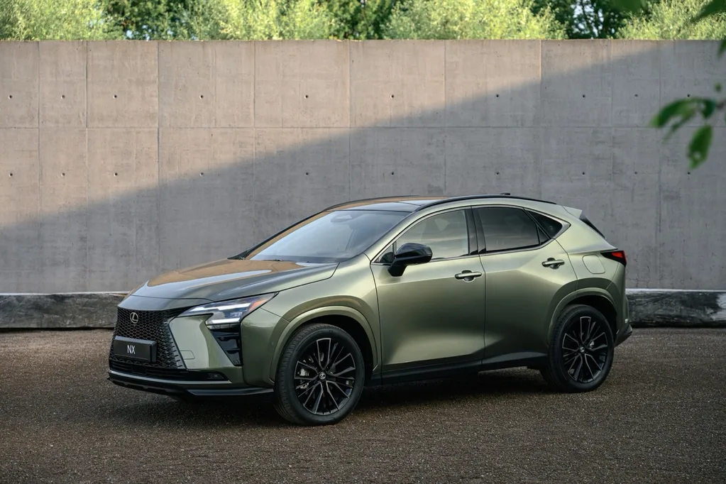 Yeni Lexus NX daha büyük batarya ve yeni kabinle geliyor