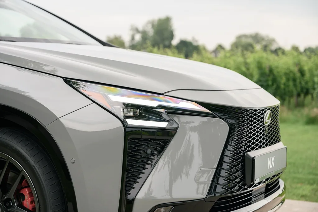 Yeni Lexus NX daha büyük batarya ve yeni kabinle geliyor