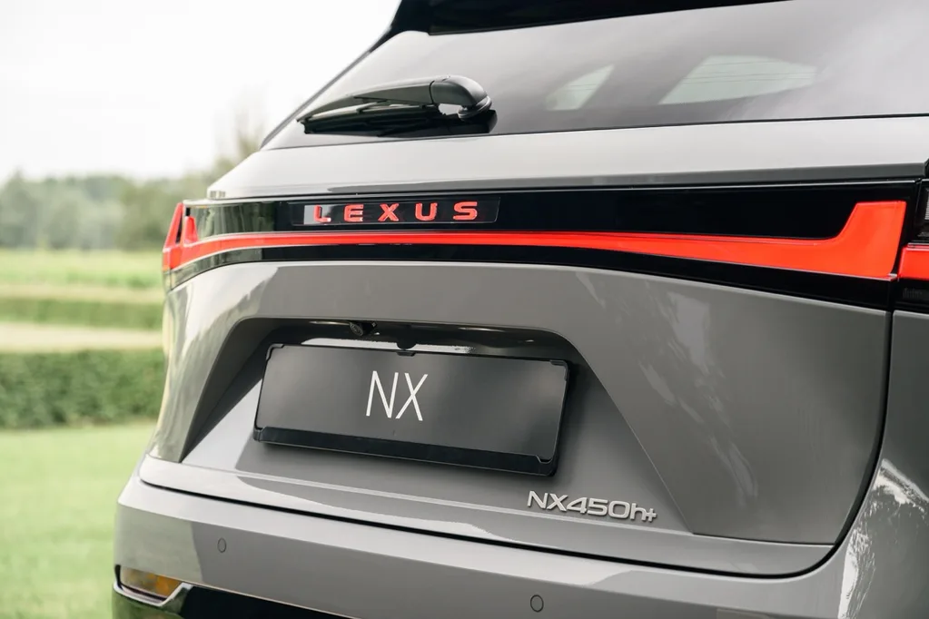 Yeni Lexus NX daha büyük batarya ve yeni kabinle geliyor