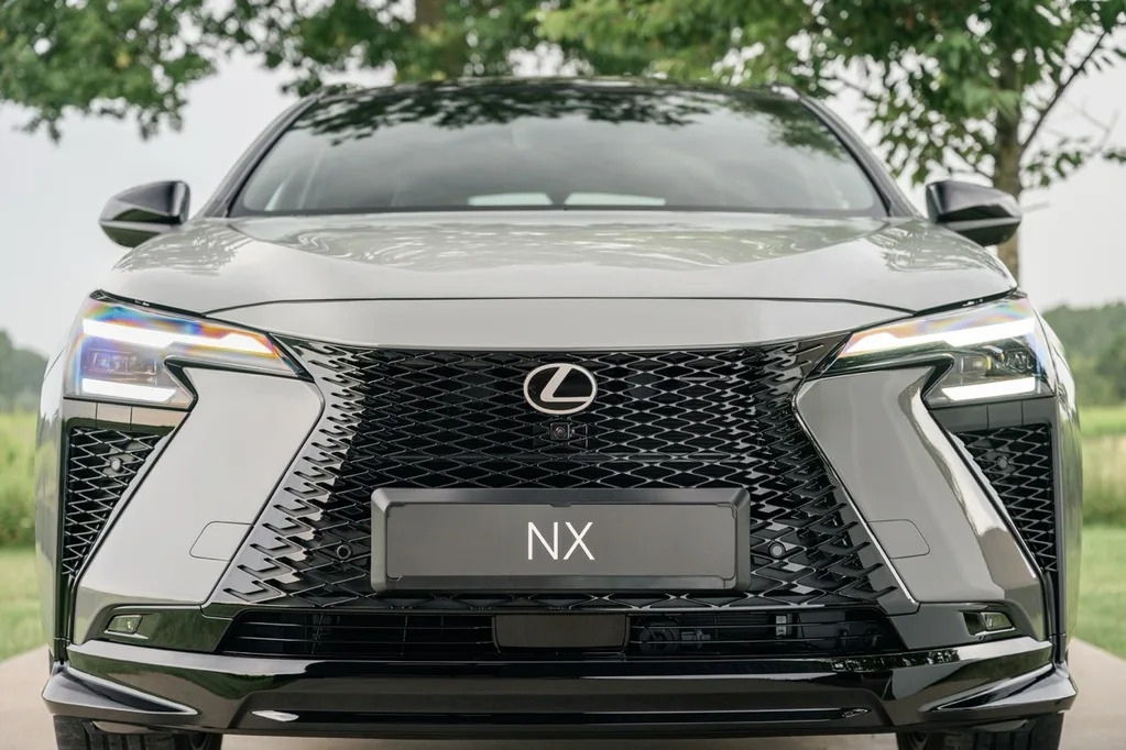Yeni Lexus NX daha büyük batarya ve yeni kabinle geliyor