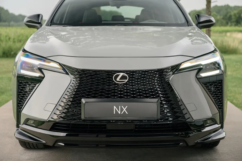 Yeni Lexus NX daha büyük batarya ve yeni kabinle geliyor