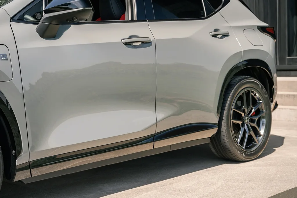 Yeni Lexus NX daha büyük batarya ve yeni kabinle geliyor