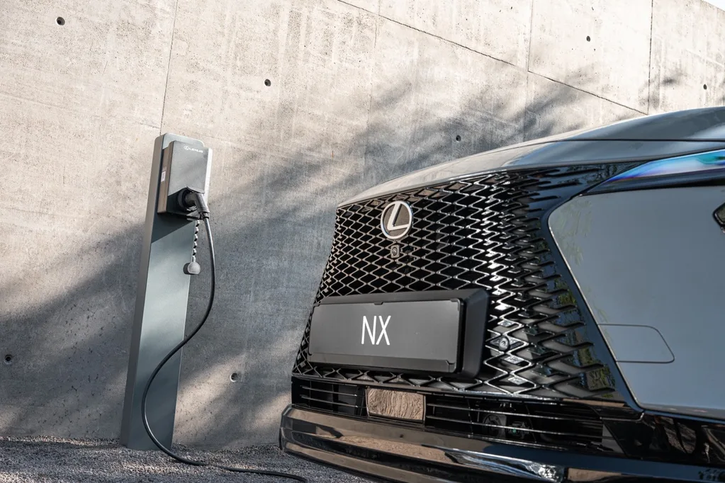 Yeni Lexus NX daha büyük batarya ve yeni kabinle geliyor