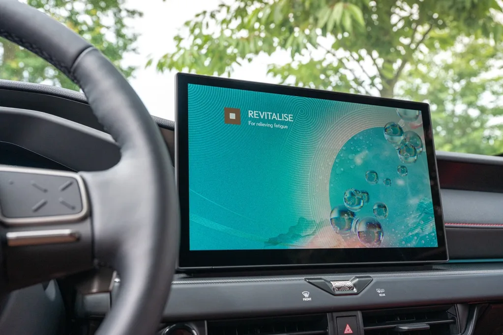 Yeni Lexus NX daha büyük batarya ve yeni kabinle geliyor