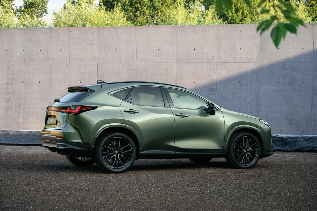Yeni Lexus NX daha büyük batarya ve yeni kabinle geliyor