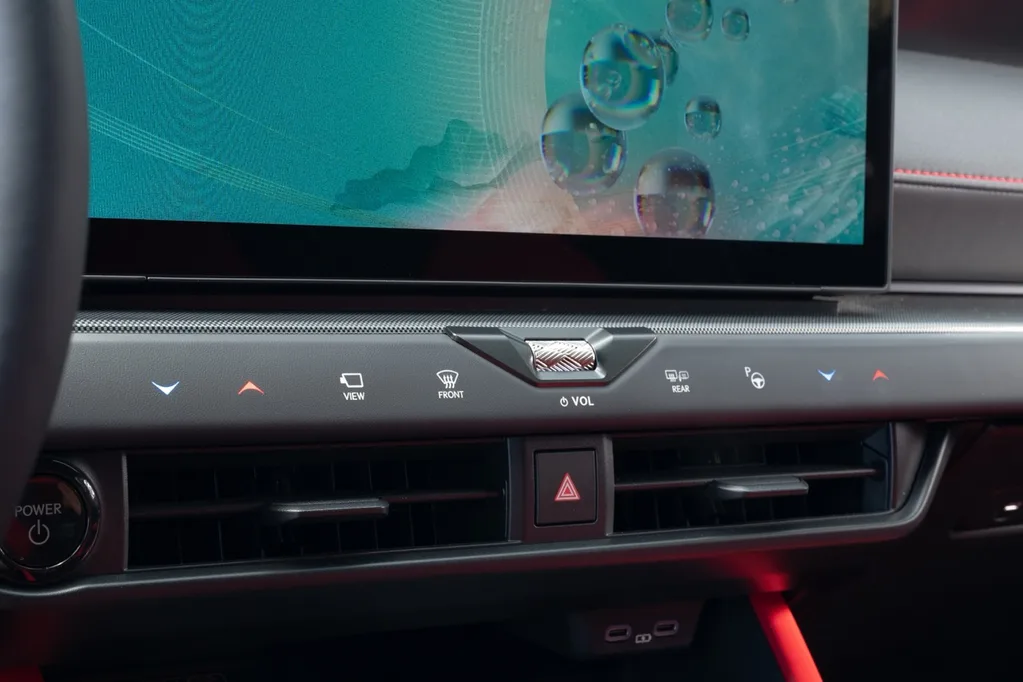 Yeni Lexus NX daha büyük batarya ve yeni kabinle geliyor