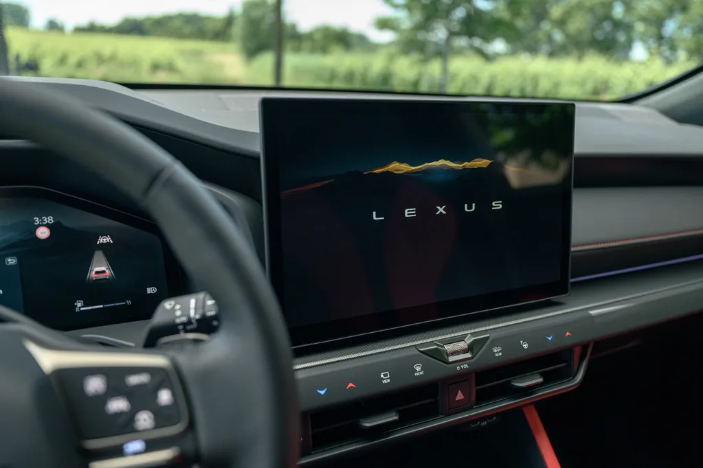 Yeni Lexus NX daha büyük batarya ve yeni kabinle geliyor