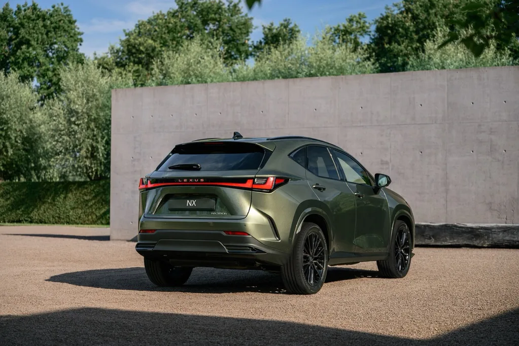 Yeni Lexus NX daha büyük batarya ve yeni kabinle geliyor