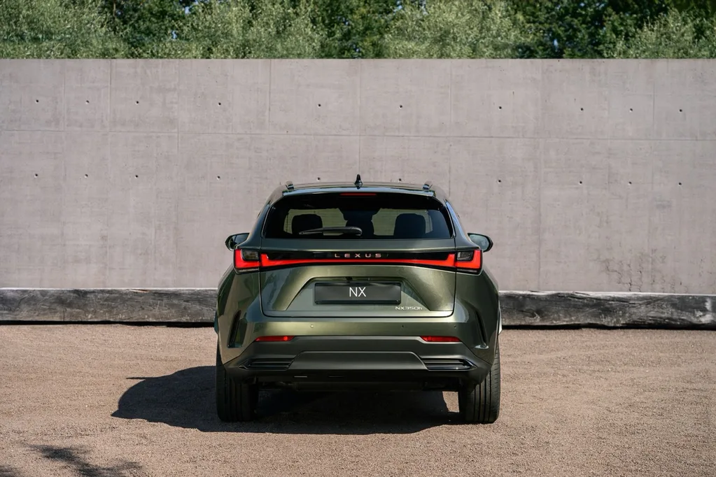 Yeni Lexus NX daha büyük batarya ve yeni kabinle geliyor