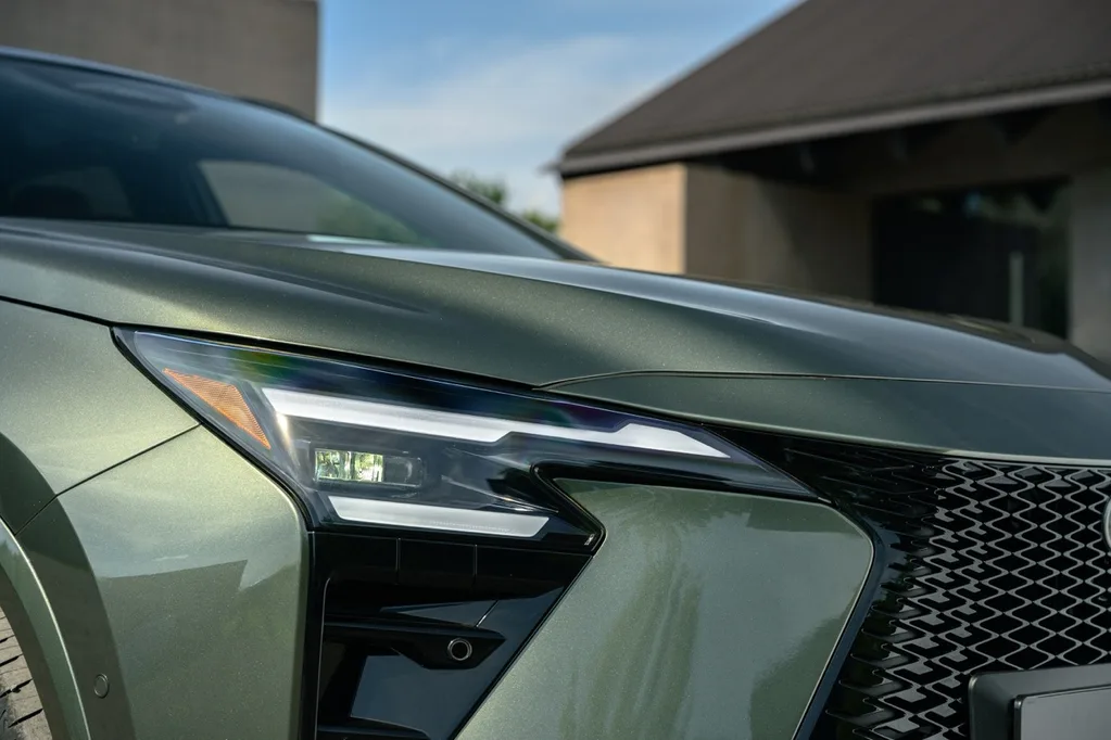 Yeni Lexus NX daha büyük batarya ve yeni kabinle geliyor