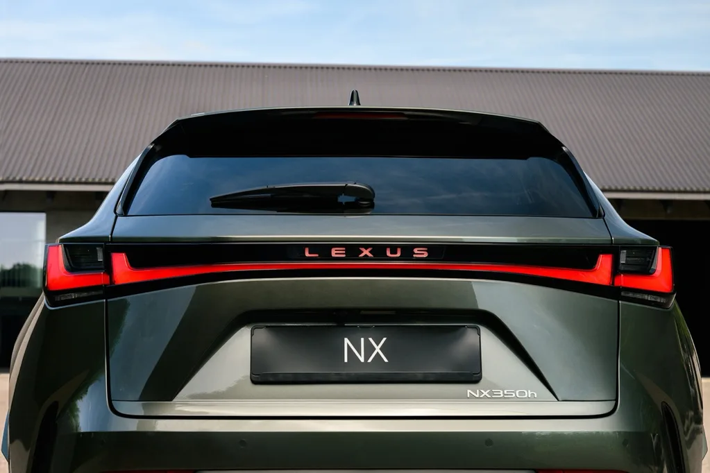 Yeni Lexus NX daha büyük batarya ve yeni kabinle geliyor