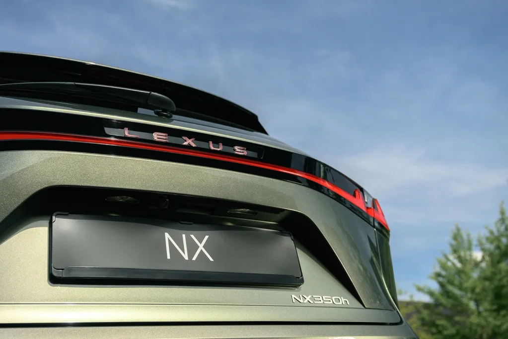 Yeni Lexus NX daha büyük batarya ve yeni kabinle geliyor