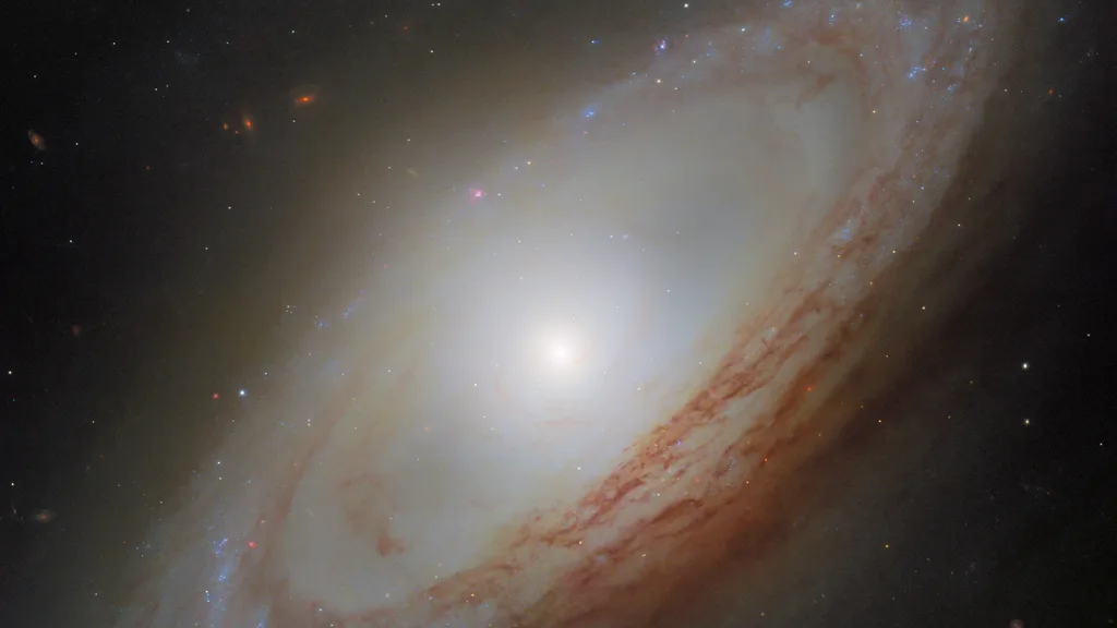 Hubble, merkezi dış diske dik dönen NGC 4698 galaksisini görüntüledi