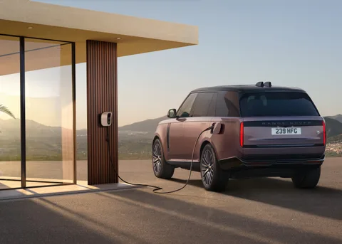 Elektrikli Range Rover sonunda geldi ve bildiğimiz Range Rover gibi görünüyor
