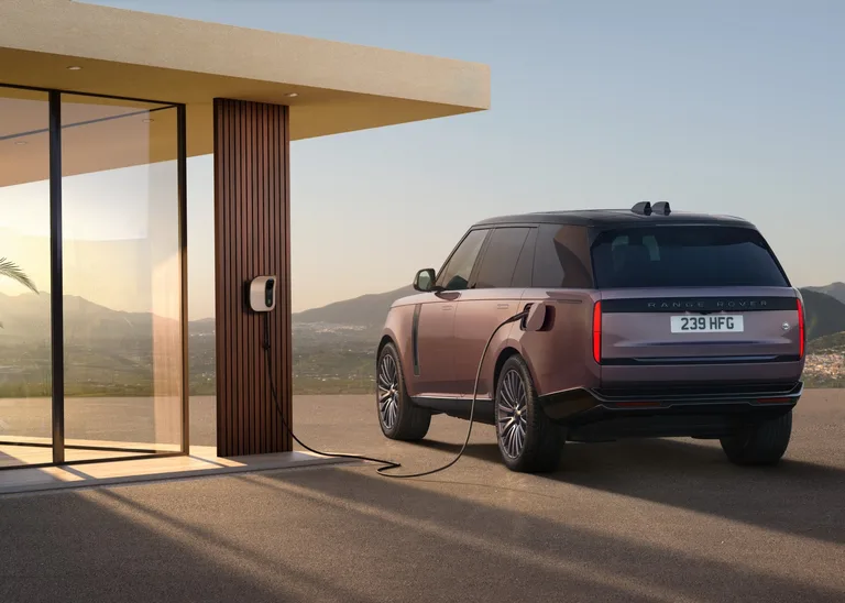 Elektrikli Range Rover sonunda geldi ve bildiğimiz Range Rover gibi görünüyor