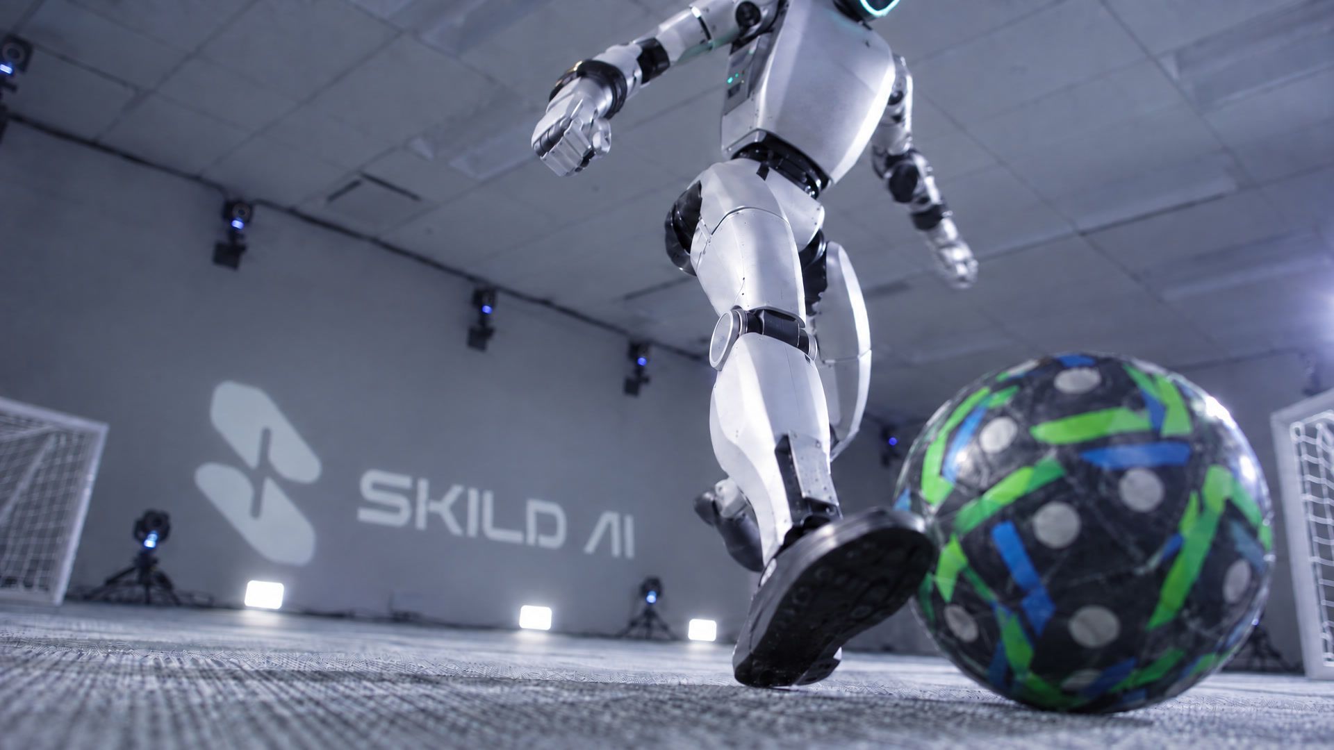 Skild AI, futbol oynayan insansı robotunu gösterdi