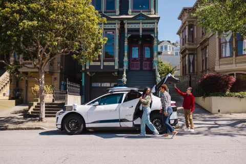 Waymo, toplu taşımaya bağlanan yolculuklara 2,85 dolar verecek