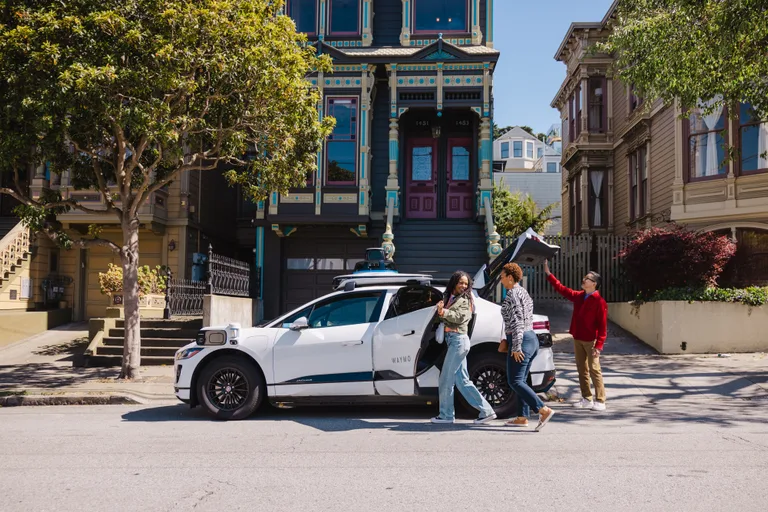 Waymo, toplu taşımaya bağlanan yolculuklara 2,85 dolar verecek