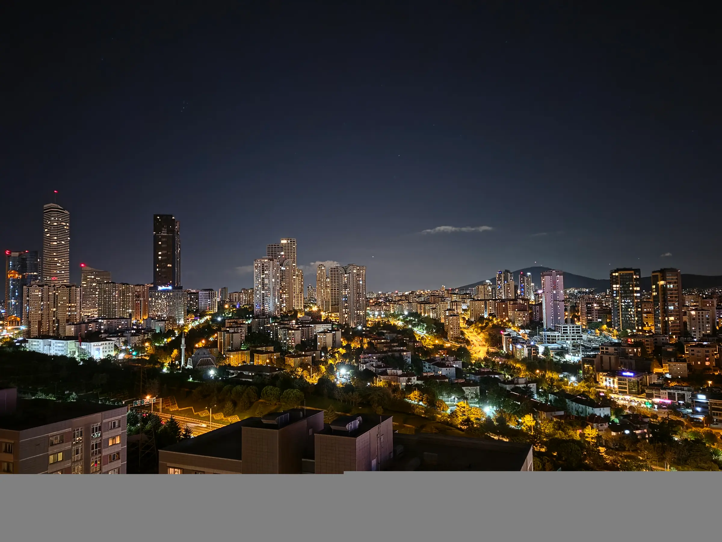 Galaxy S26 FE: Gece ana kamera ile şehir manzarası