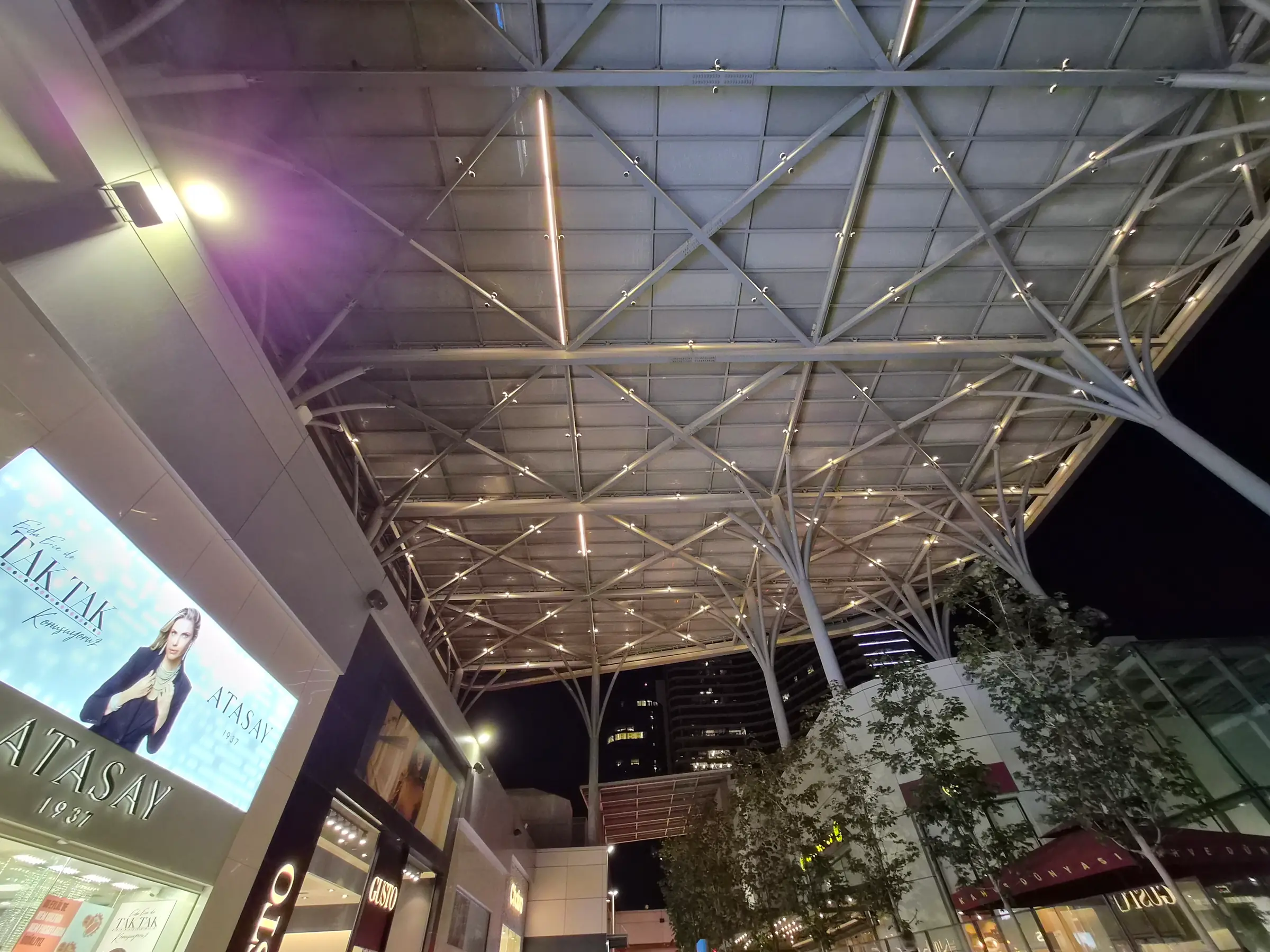 Galaxy S26 FE: Gece ultra geniş kamera ile çatı çekimi