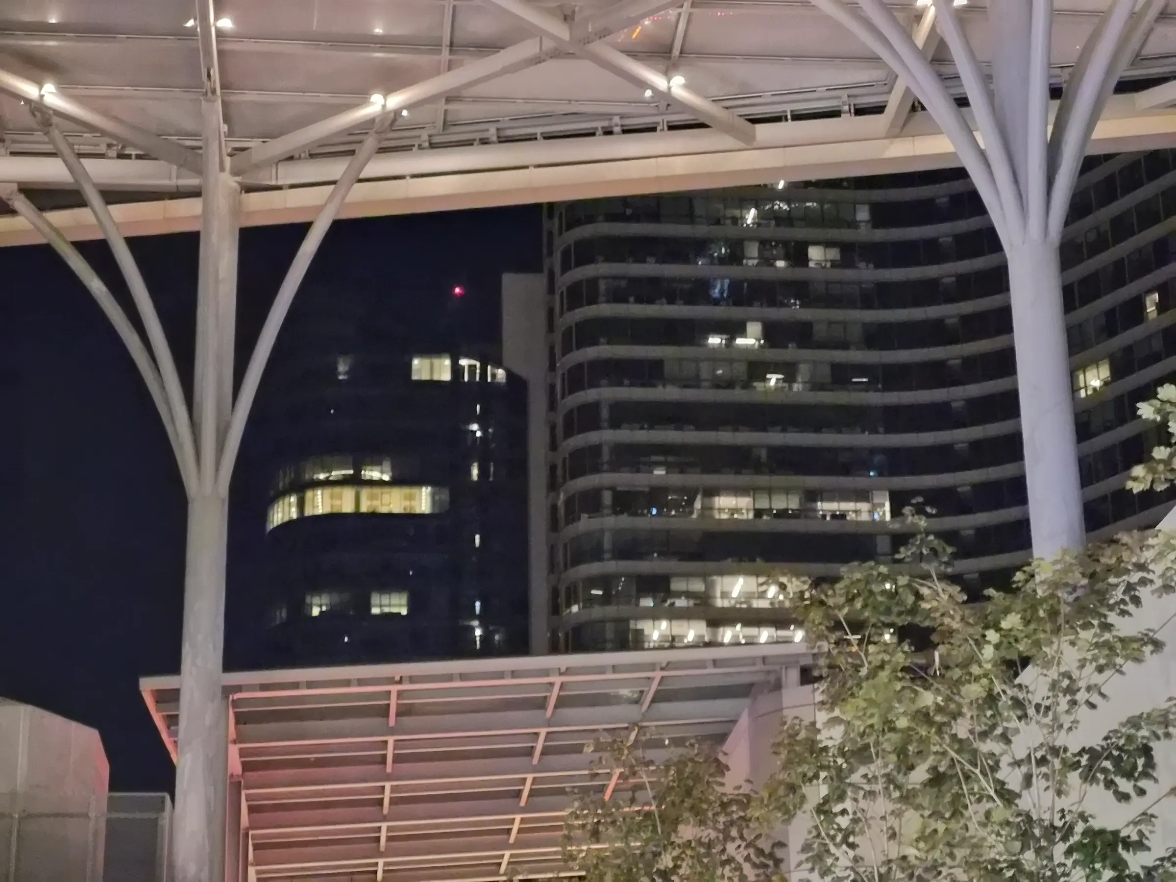 Galaxy S26 FE: Gece telefoto kamera ile 3 kat yakınlaştırmalı bina