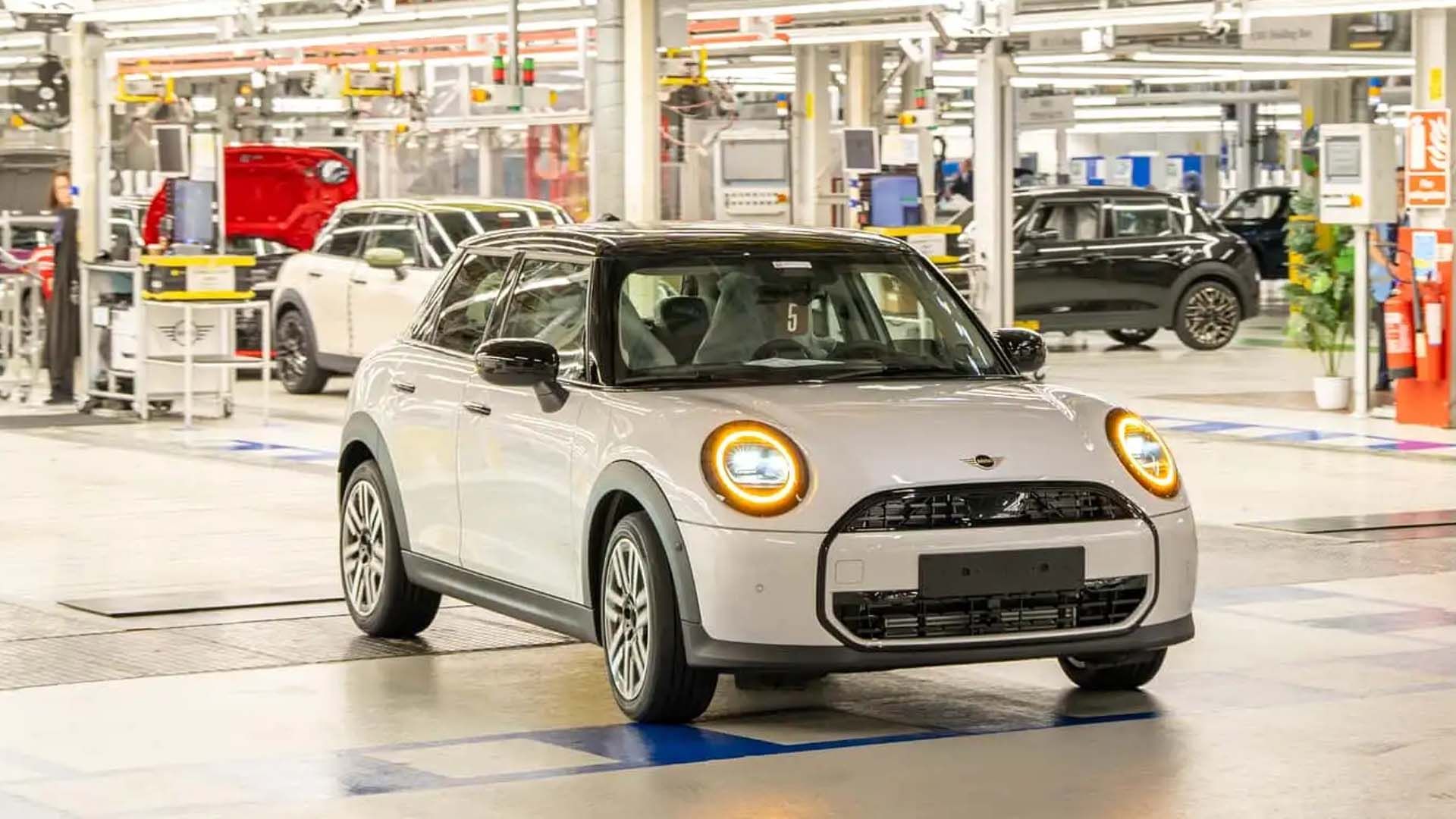 BMW, fabrikalarında bir milyon aracı sürücüsüz taşıdı