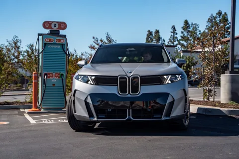 BMW iX5, 460 kW şarjla 10 dakikada 363 km menzil vadediyor