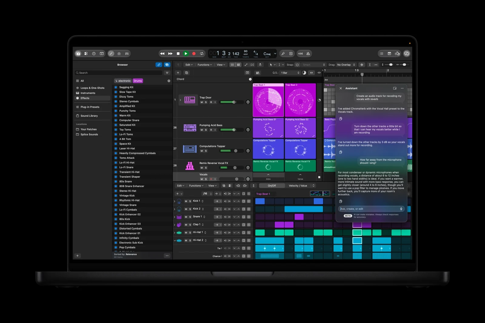 MacBook Pro ekranında Logic Pro projesi ve asistan penceresi