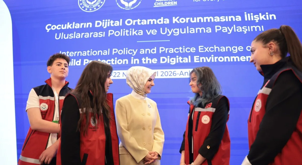 Mahinur Özdemir Göktaş, çocukların dijital ortamda korunması toplantısında genç katılımcılarla konuşuyor.