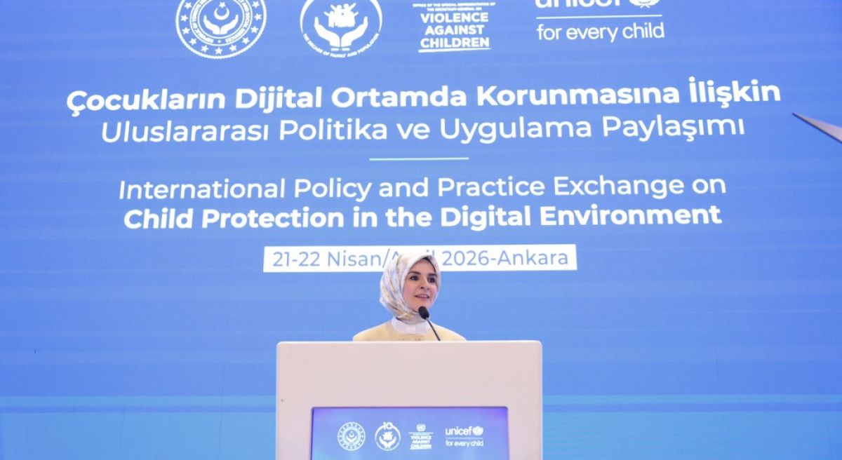 Mahinur Özdemir Göktaş, Ankara’da çocukların dijital ortamda korunması toplantısında kürsüden konuşuyor.