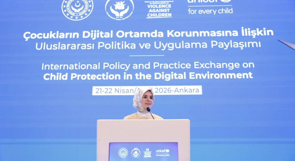Mahinur Özdemir Göktaş, Ankara’da çocukların dijital ortamda korunması toplantısında kürsüden konuşuyor.