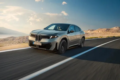 BMW iX4 688 kilometre menzil ve 603 beygire varan güç sunuyor