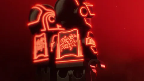 Daft Punk’ın efsanevi piramit sahnesi LEGO ile geri dönüyor