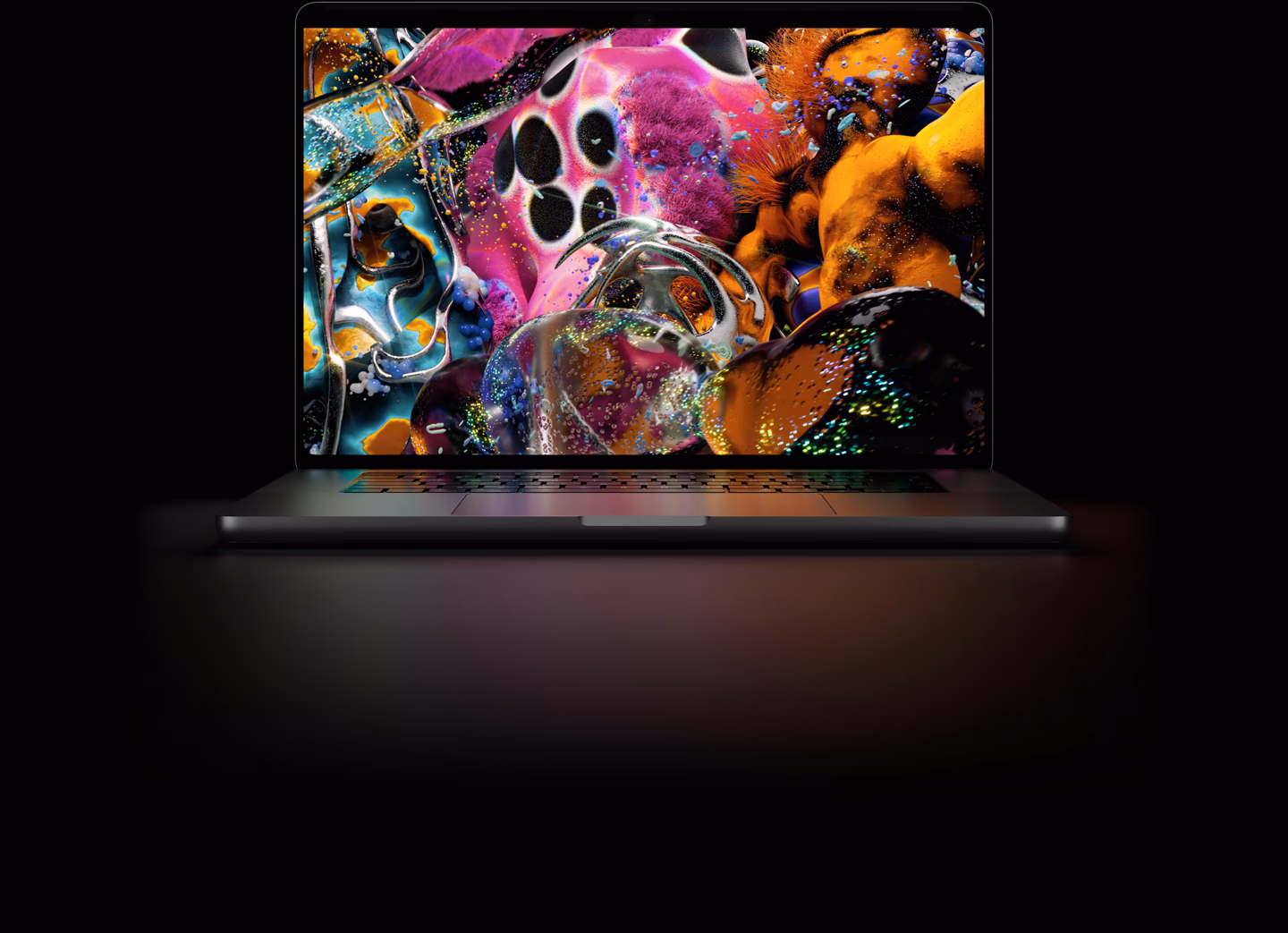 Karanlık fonda, ekranında pembe ve turuncu soyut görsel bulunan açık MacBook Pro