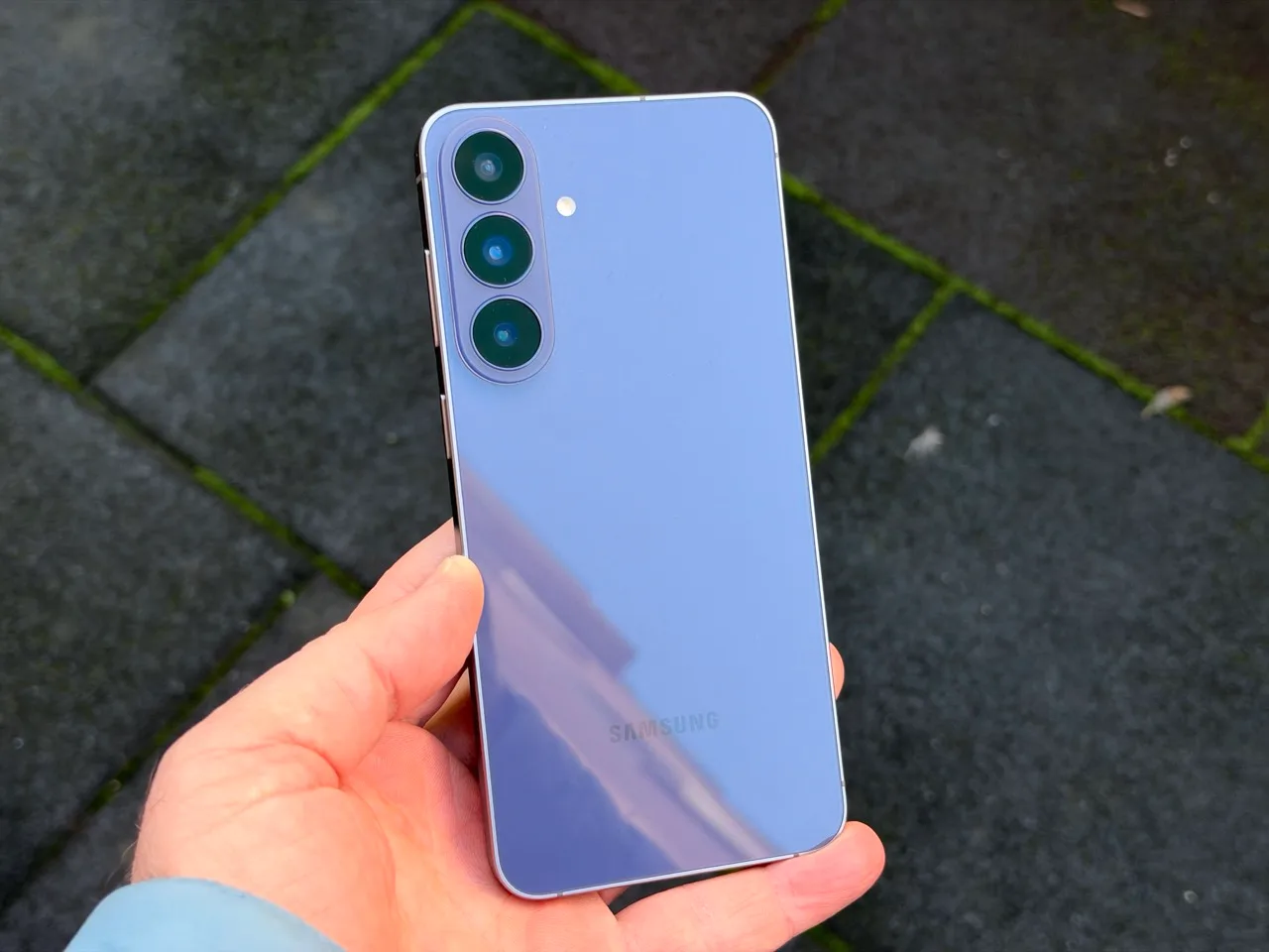 Galaxy S26 FE’nin açık havada arka yüzü