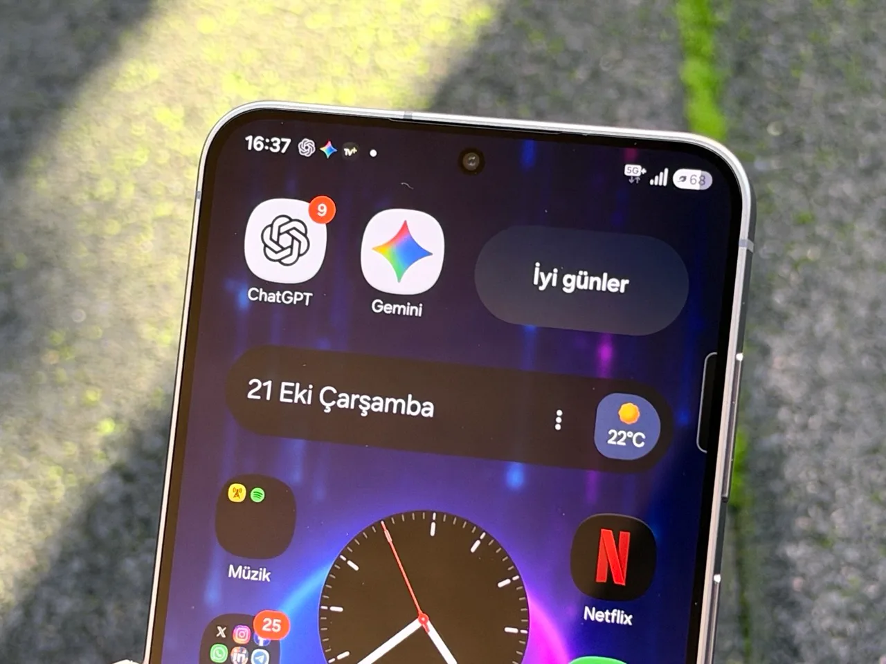 Galaxy S26 FE’nin ekranındaki uygulama ve widget görünümü