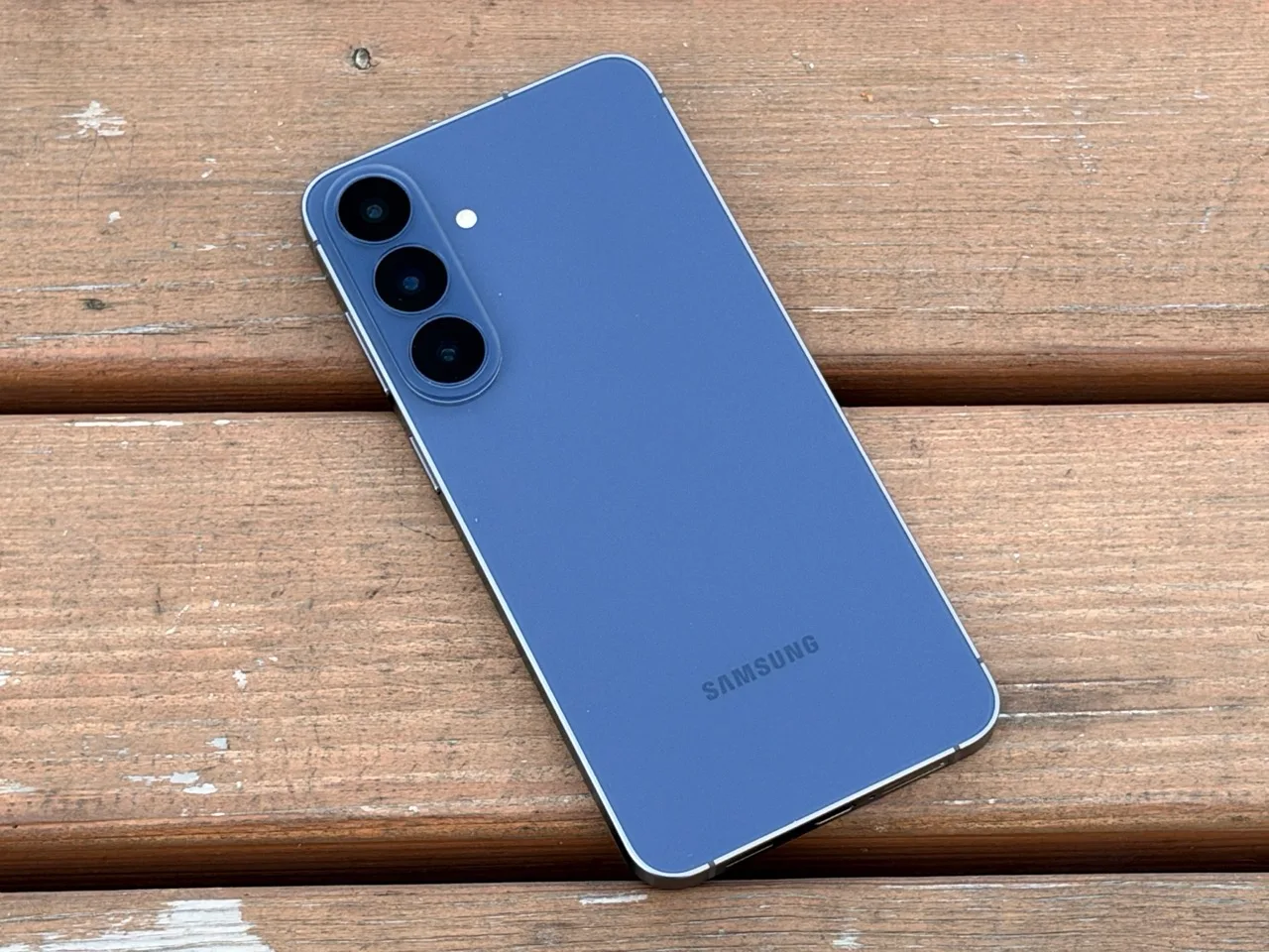 Galaxy S26 FE’nin arka yüzü ve kamera yerleşimi