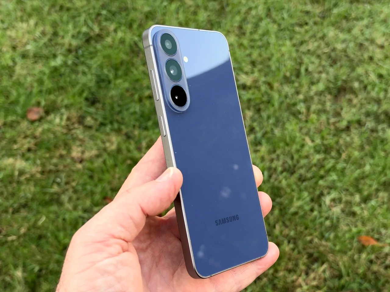 Galaxy S26 FE’nin elde tutuşu ve arka tasarımı