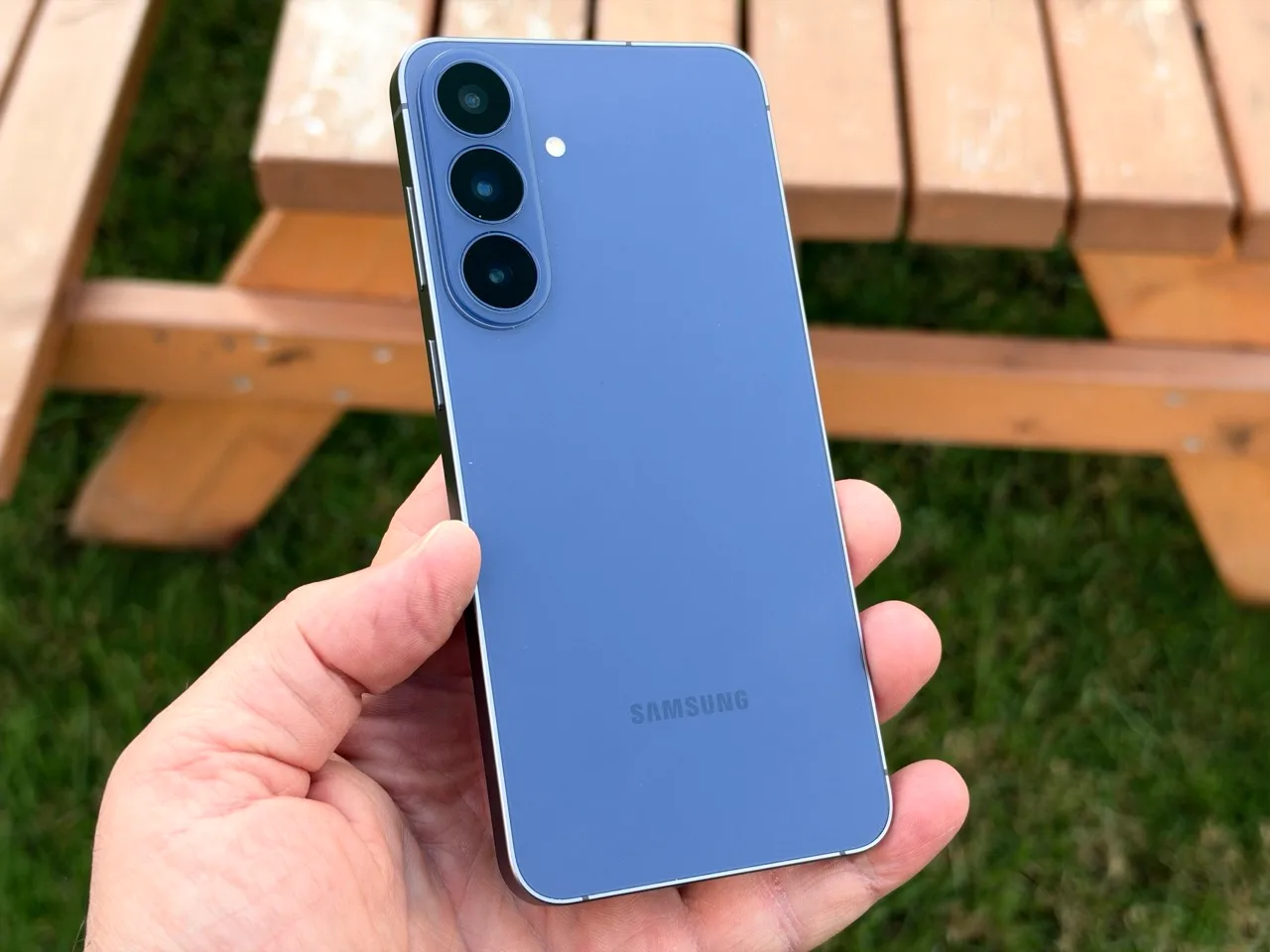 Galaxy S26 FE’nin mor renkli gövdesi ve kamera çıkıntısı