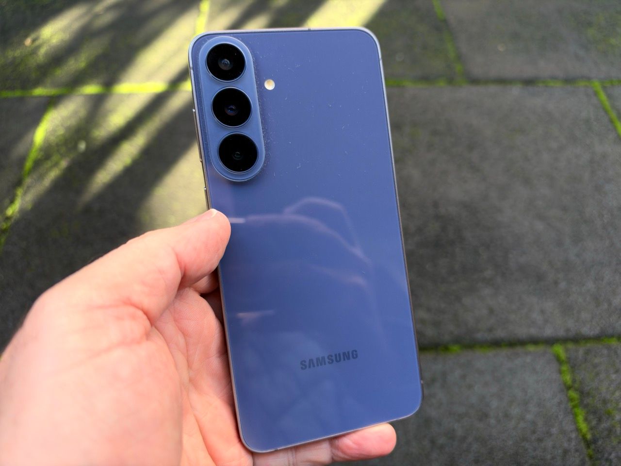 Galaxy S26 FE’nin mor renkli arka yüzü