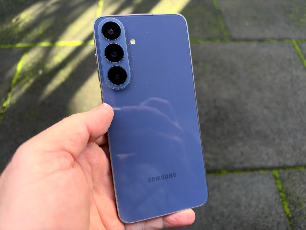 Galaxy S26 FE’nin mor renkli arka yüzü